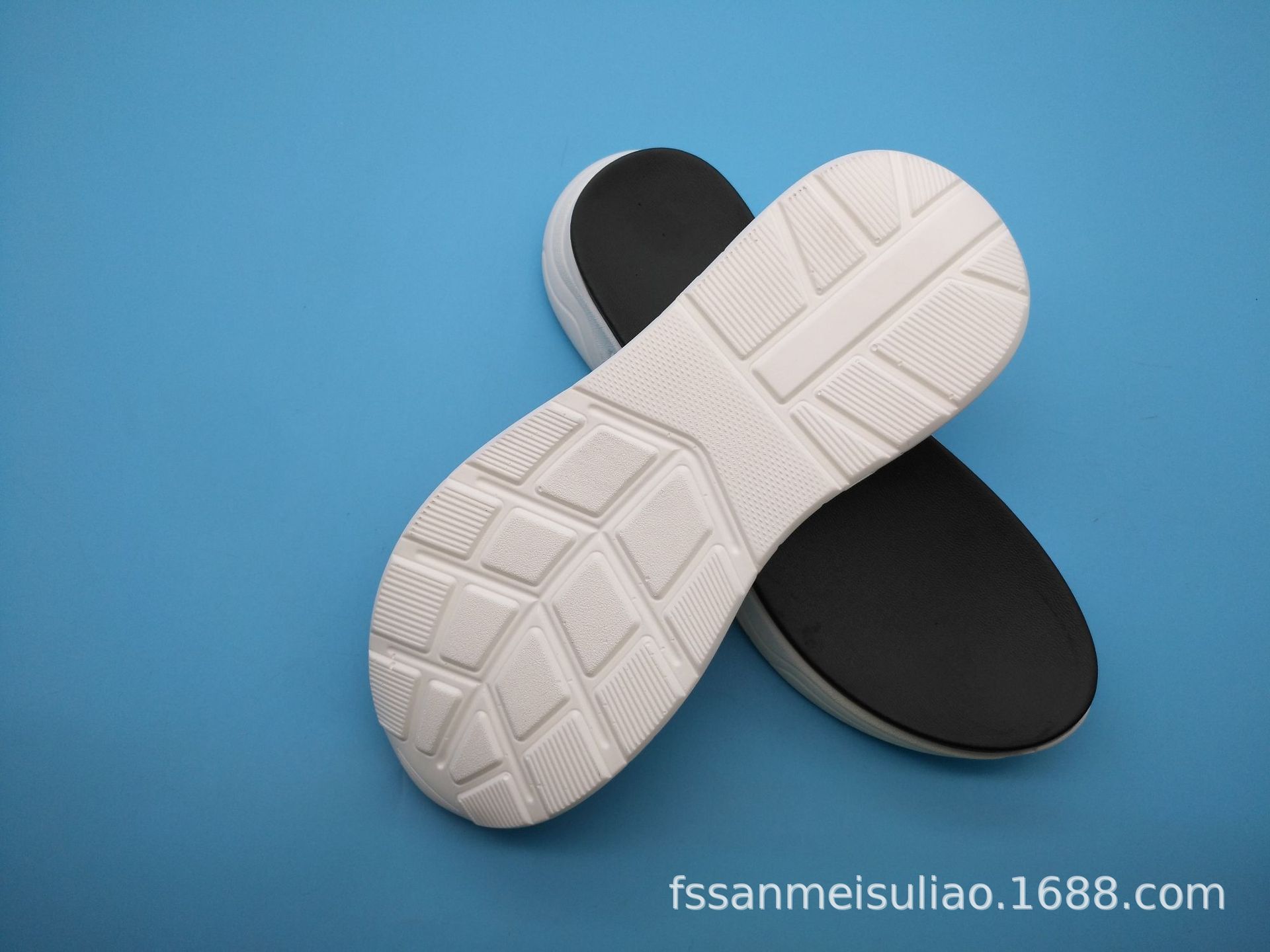 厂家直销 新款女装凉鞋底pu聚氨酯发泡双层休闲耐磨防滑鞋底批发