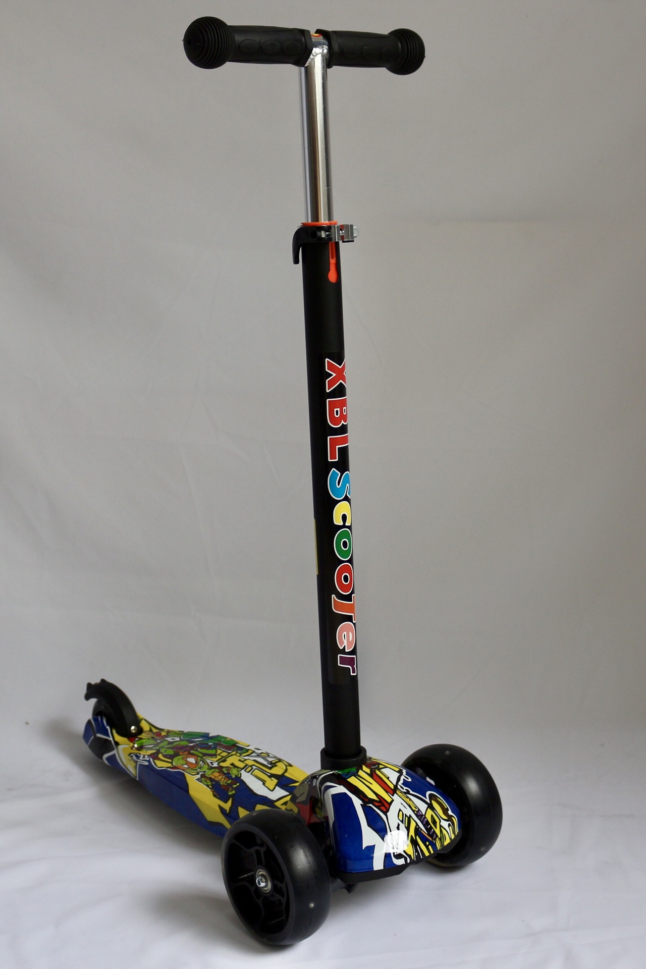 厂家直销儿童滑板车脚踏车三轮全闪三轮滑板车儿童代步溜溜车