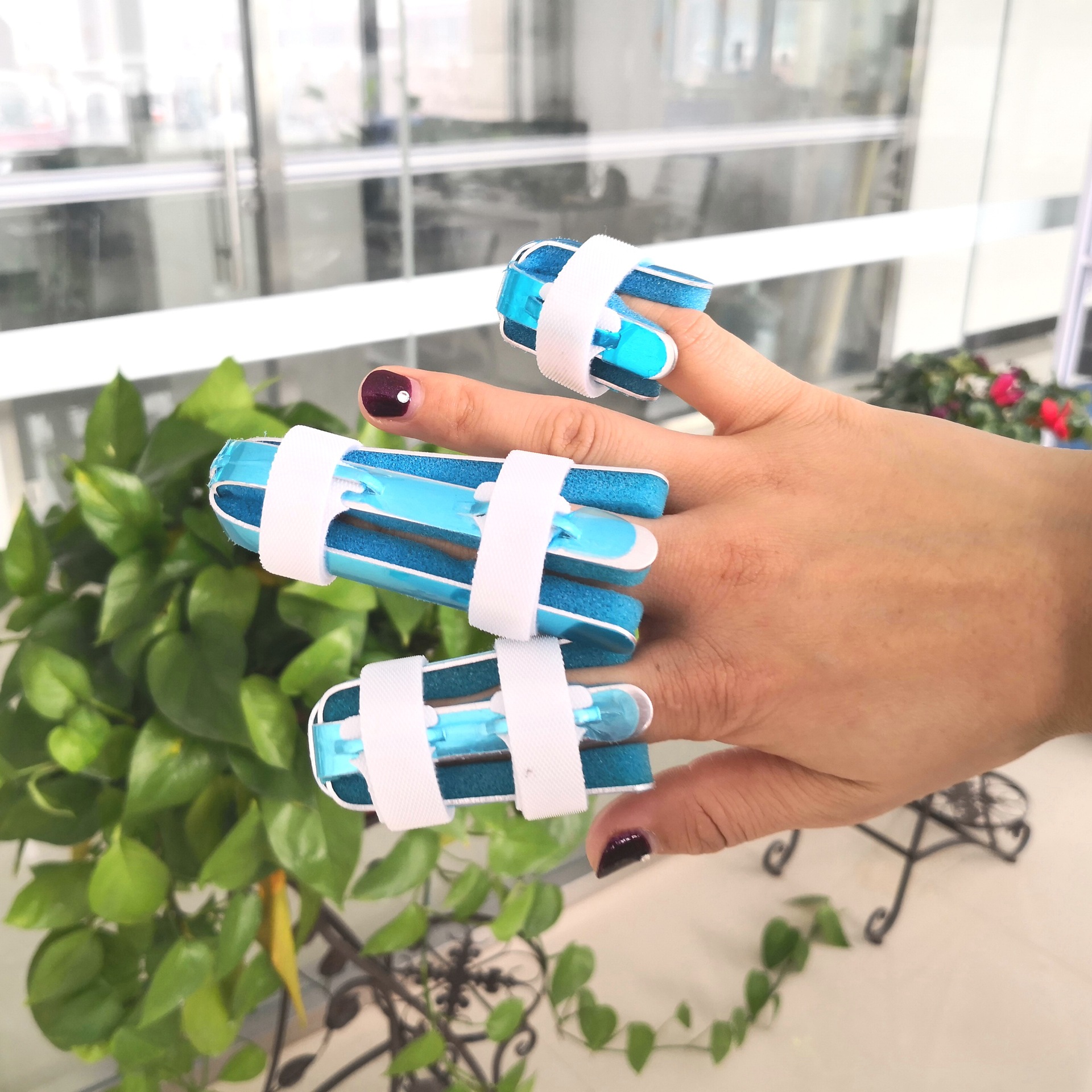 医用外固定夹板材      质:铝合金型      号:s/m/l适用人群:手指骨折