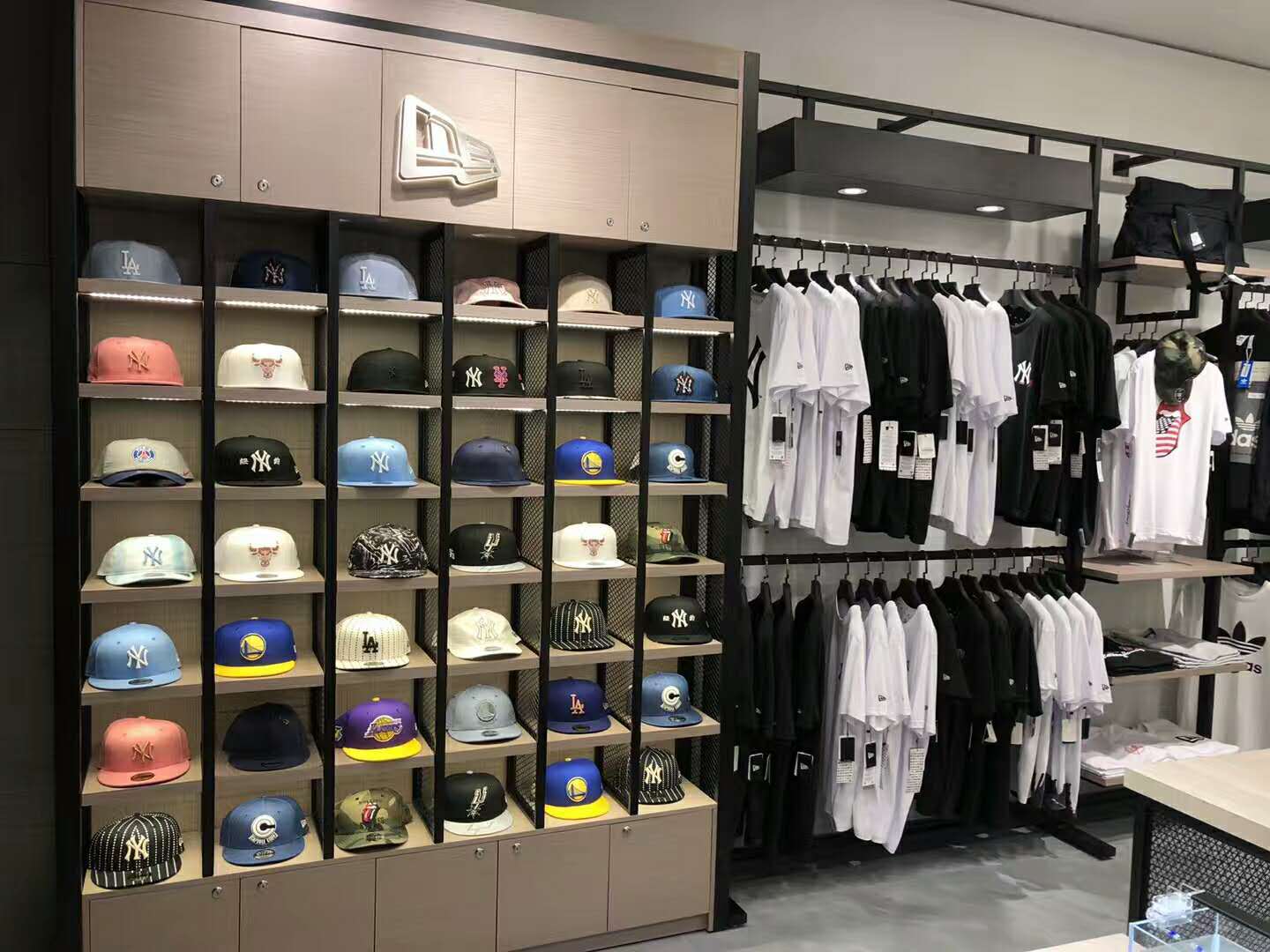 厂家定制简约帽子展柜带灯精品展示架钱包皮带展柜运动服装展示架