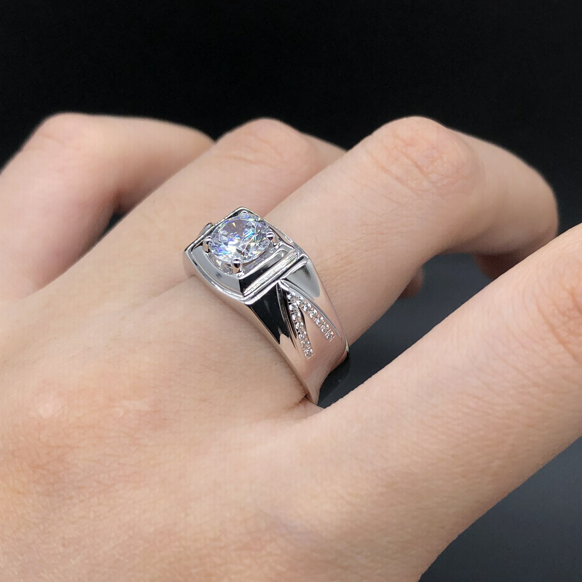 一件代发 时尚 简约男款1克拉仿真钻 莫桑钻戒 v镶男款戒指定制