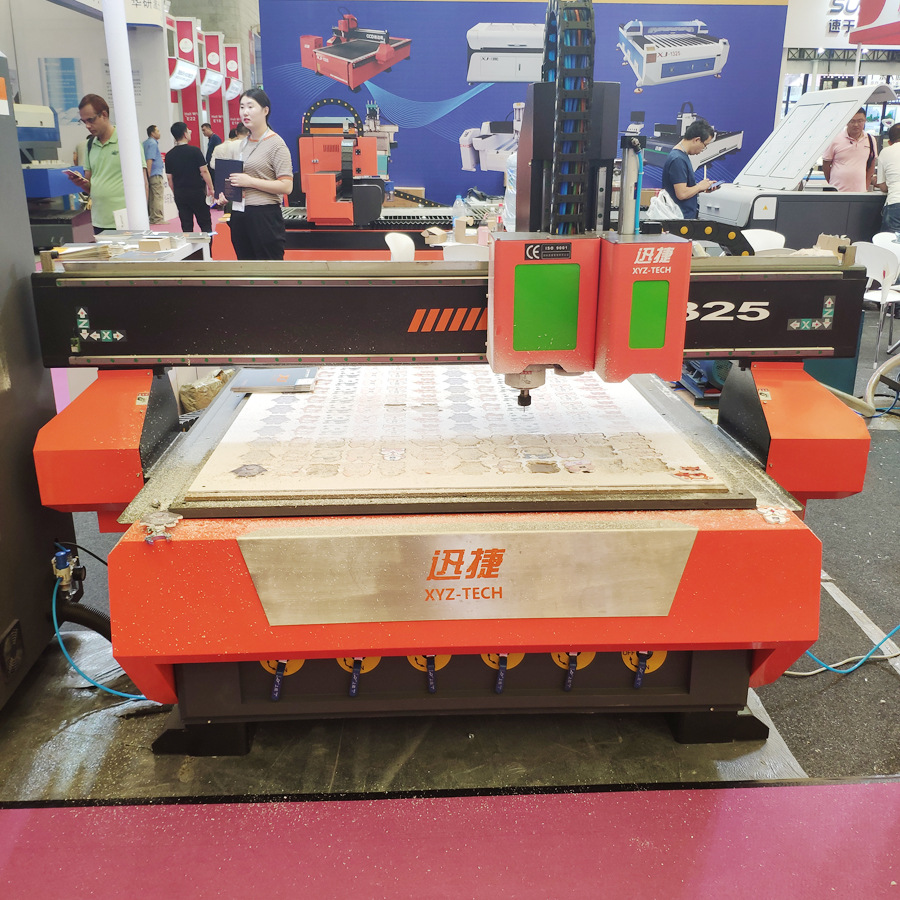迅捷1325广告自动巡边切割机亚克力雪弗板雕刻机标识牌振动刀kt板