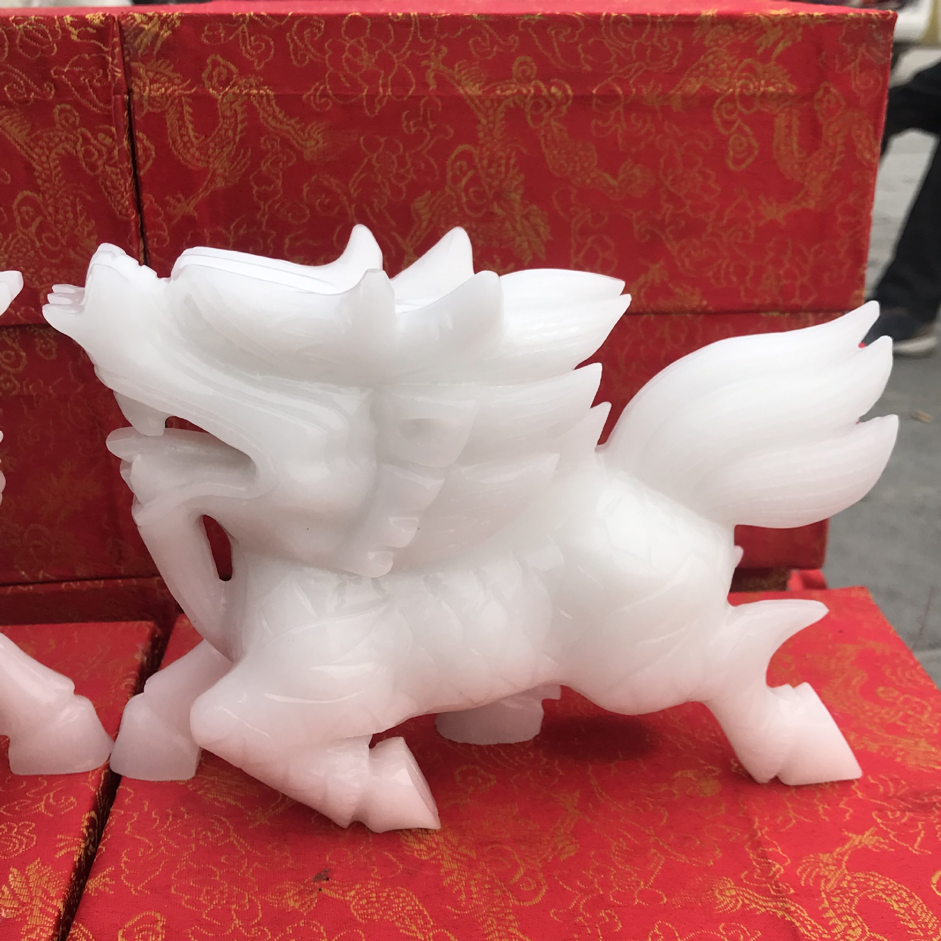 汉白玉白玉麒麟摆件手工雕刻阿富汗玉真玉麒麟家居摆件