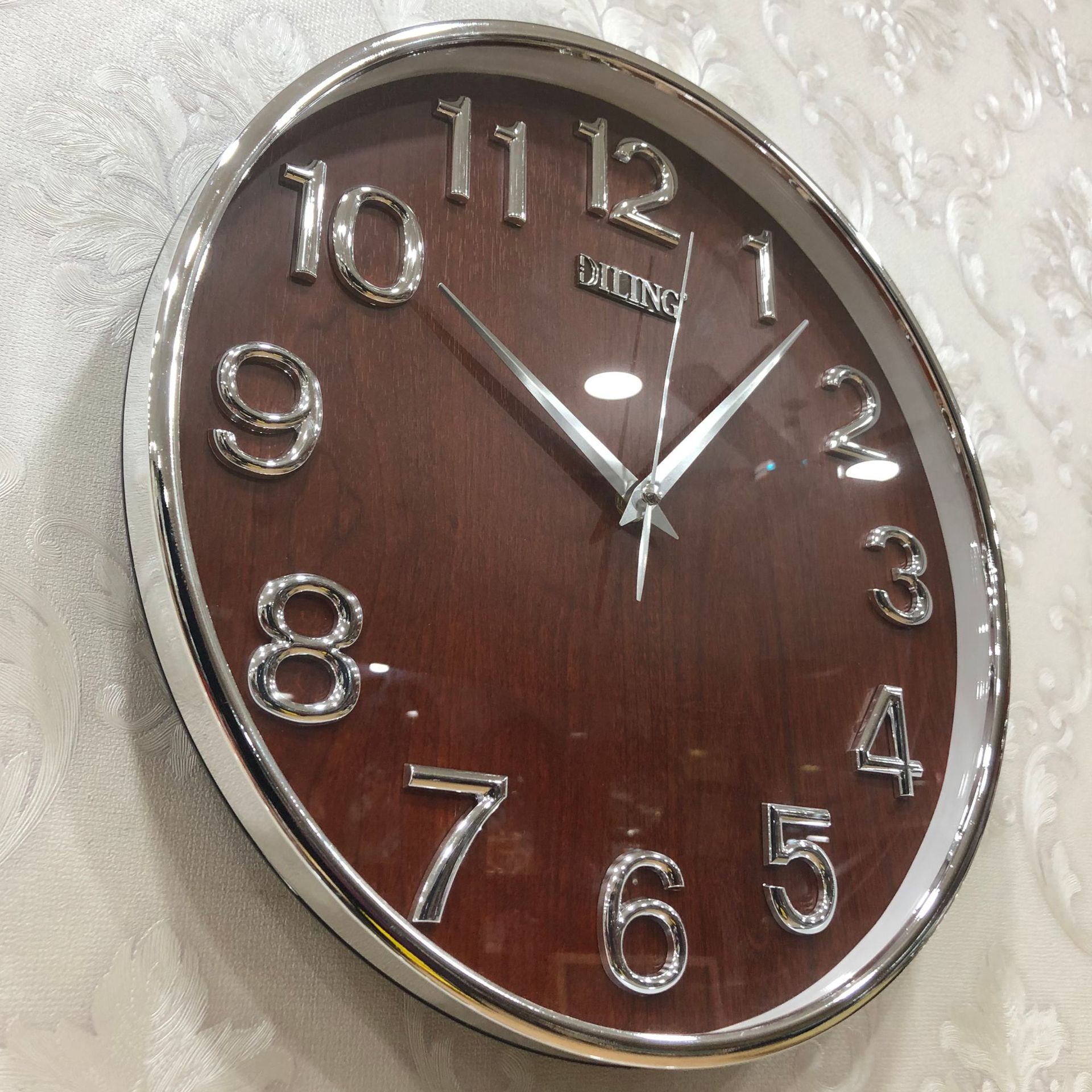 迪翎1902圆形咖啡色金色立体字镀金边石英挂钟