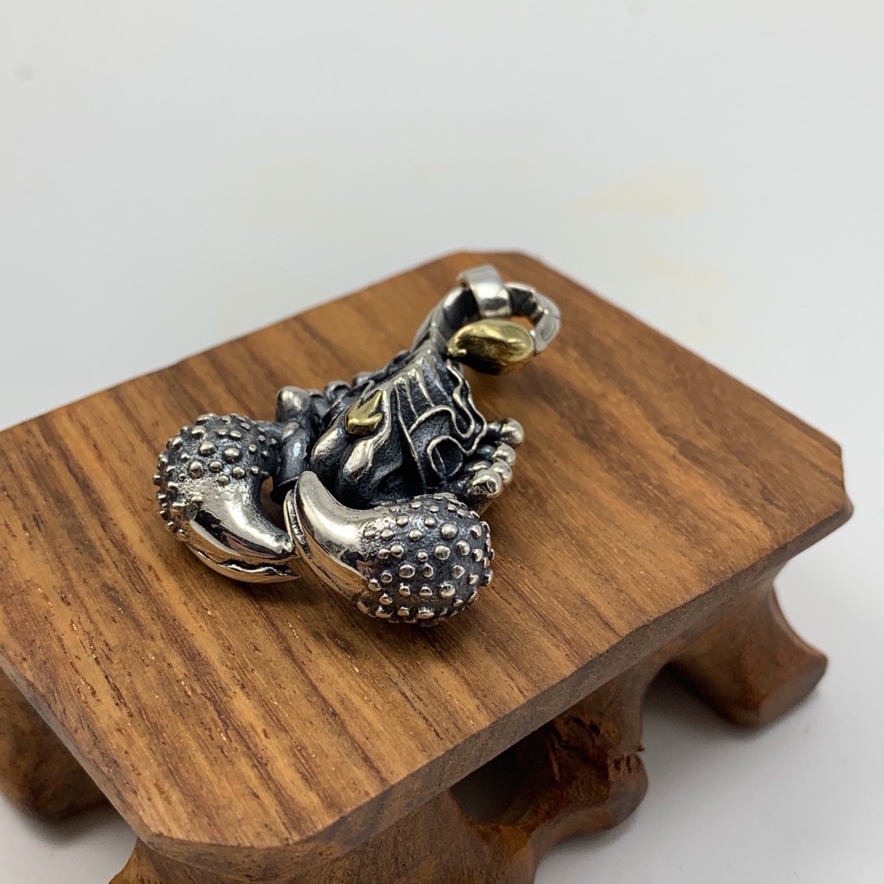 泰银莲花生大士九足蝎子男挂坠忿怒莲师法器纯银925火焰铁蝎吊坠