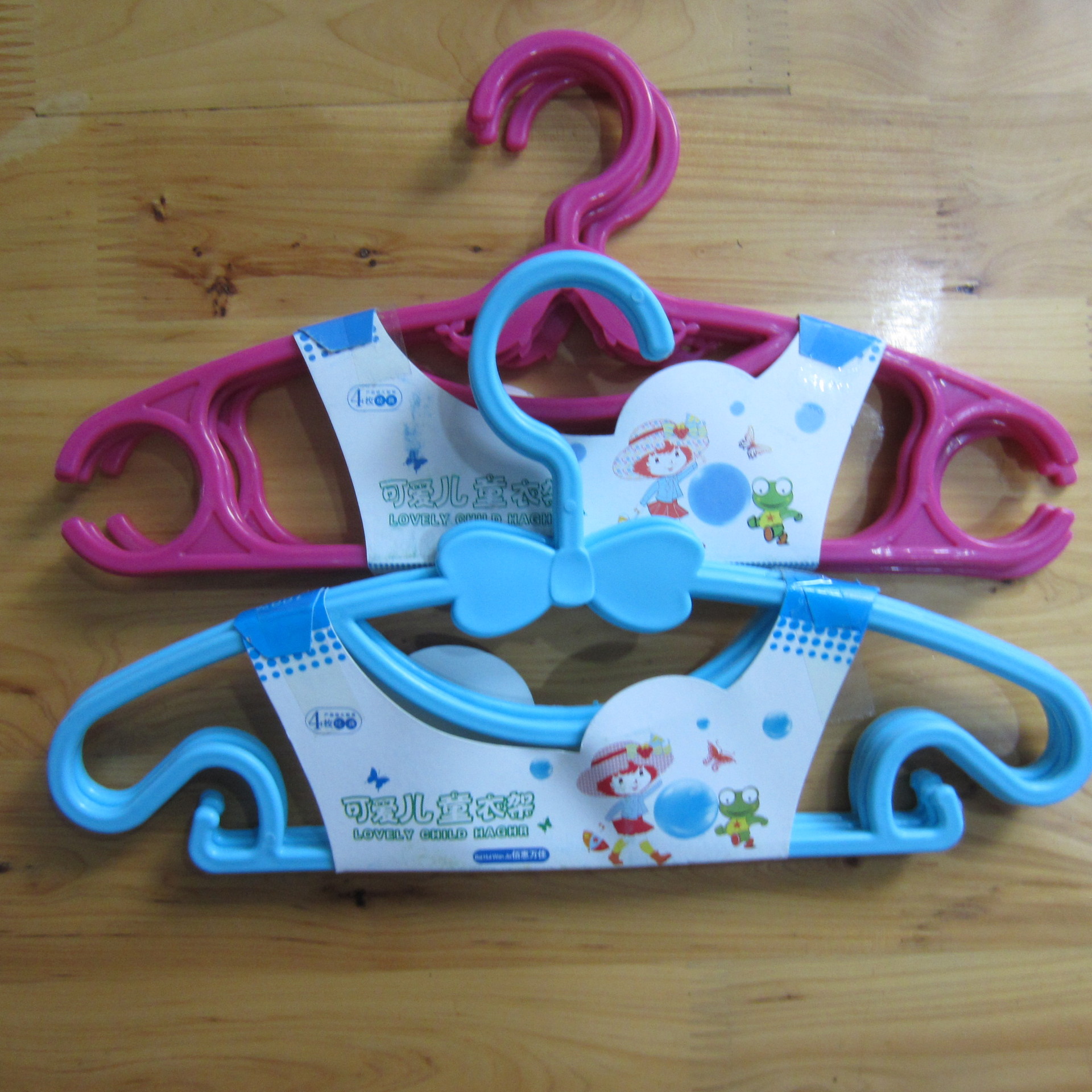 厂价直销 衣架儿童浸塑衣挂家居用品地摊裤架晾衣架4个儿童衣架