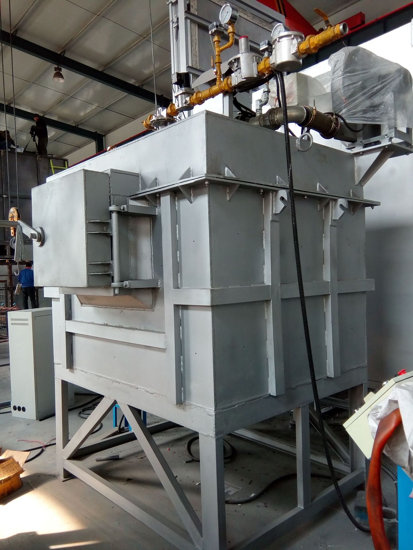 我们可为客户制造铝合金铸件流水线,从熔炼(电熔铝,天然气溶铝炉,铝液