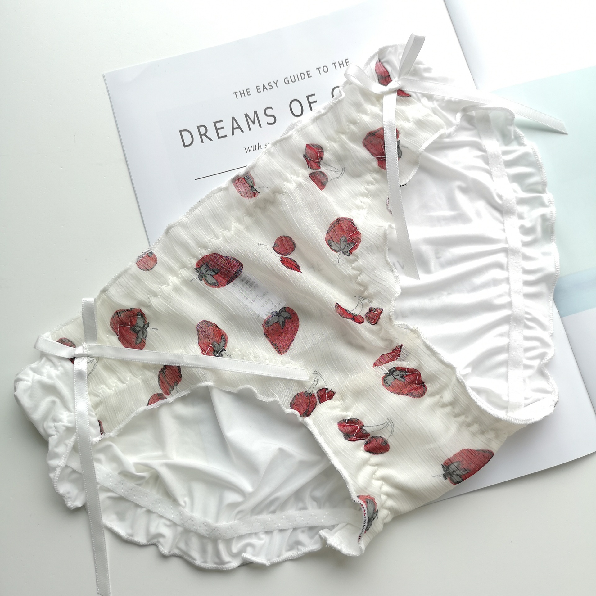 日系软妹新款牛奶丝内裤女雪纺草莓内裤动漫大连货源