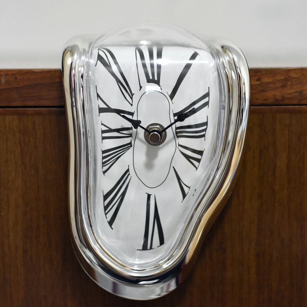 melting clock 达利融化的时钟创意扭曲挂钟 记忆的永恒的时间ins