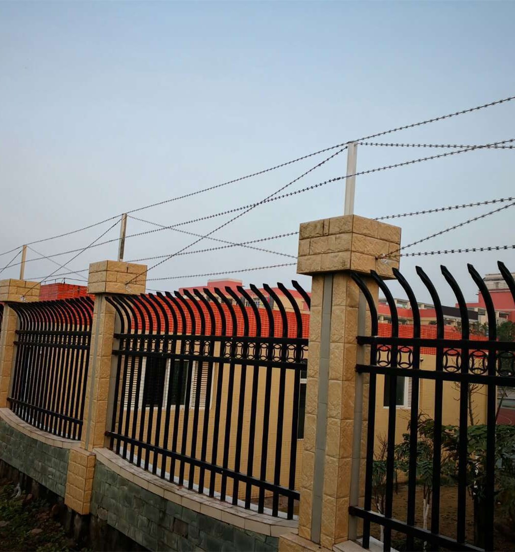 热镀锌刀片刺绳柱 刀片刺网柱 刺丝柱 刺铁丝网柱 螺旋铁蒺藜支架-阿