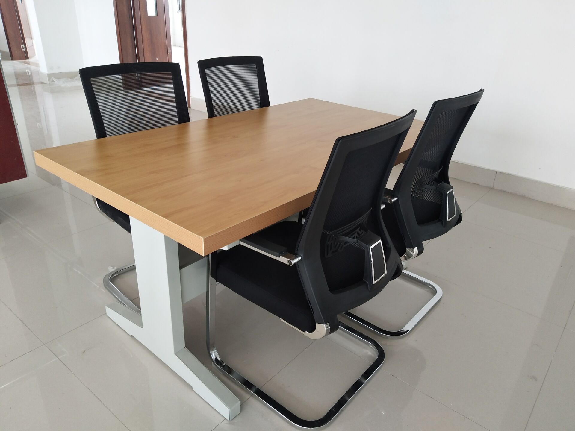 厂家供应学校学生图书馆钢木阅览室桌椅 桌子多人阅览台书架-阿里巴巴