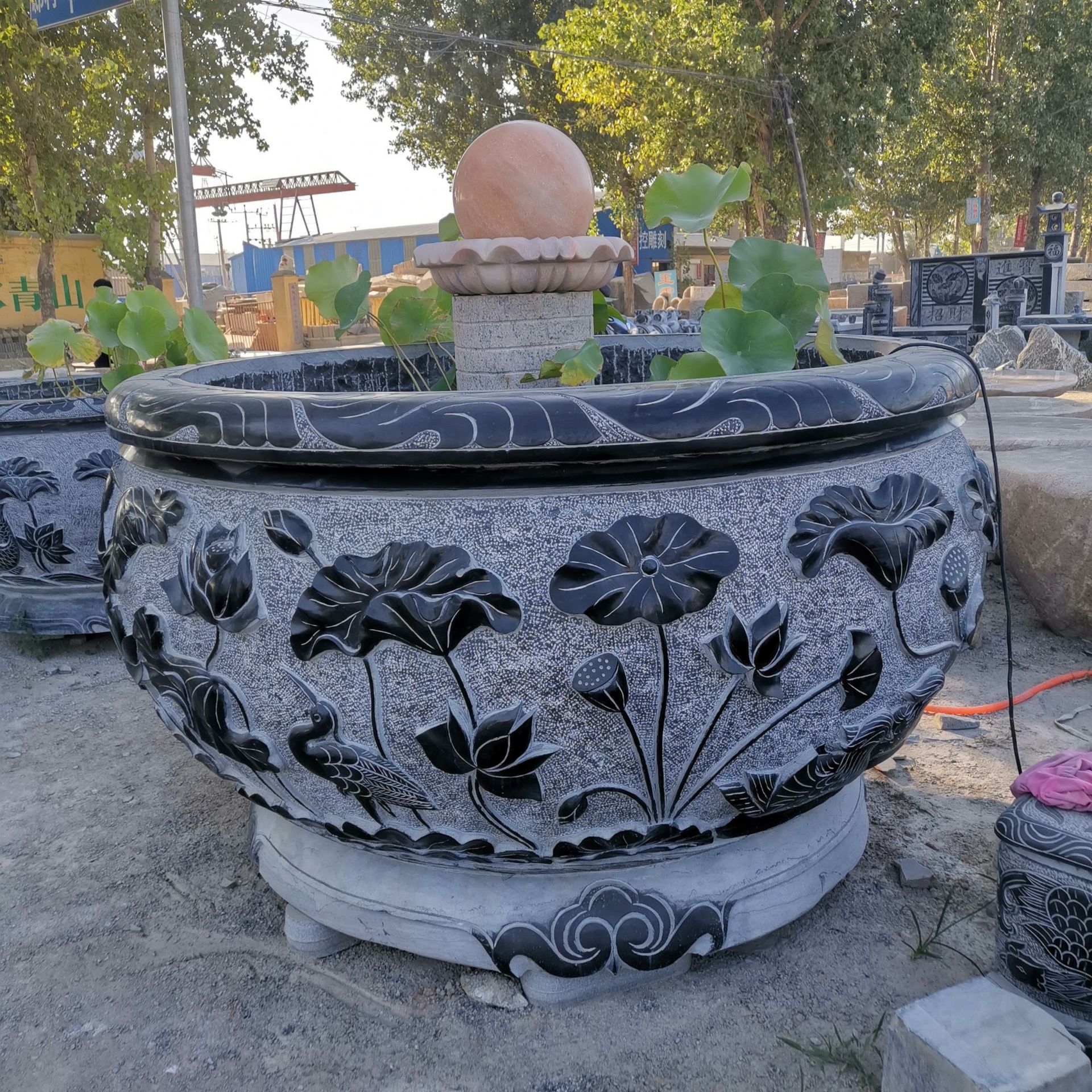 厂家批发仿古石雕花盆鱼缸青石汉白玉 雕刻荷花图案 园林庭院摆件