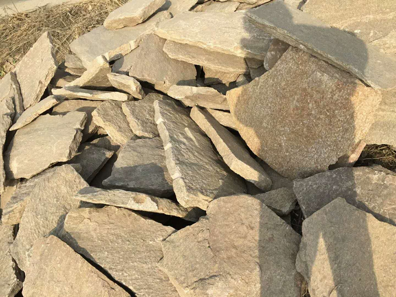 厂家直销 虎皮黄片石 乱型石铺地石 天然碎拼石 园林景区地面