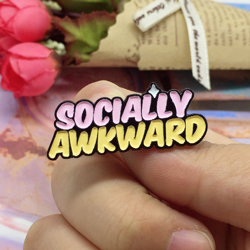 欧美新款趣味创意徽章"socially awkward"社交胸针女生包包配饰