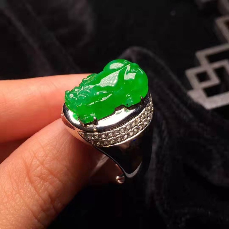 缅甸天然阳绿翡翠玉貔貅戒指男款 18k金镶嵌翡翠招财貔貅戒指男士