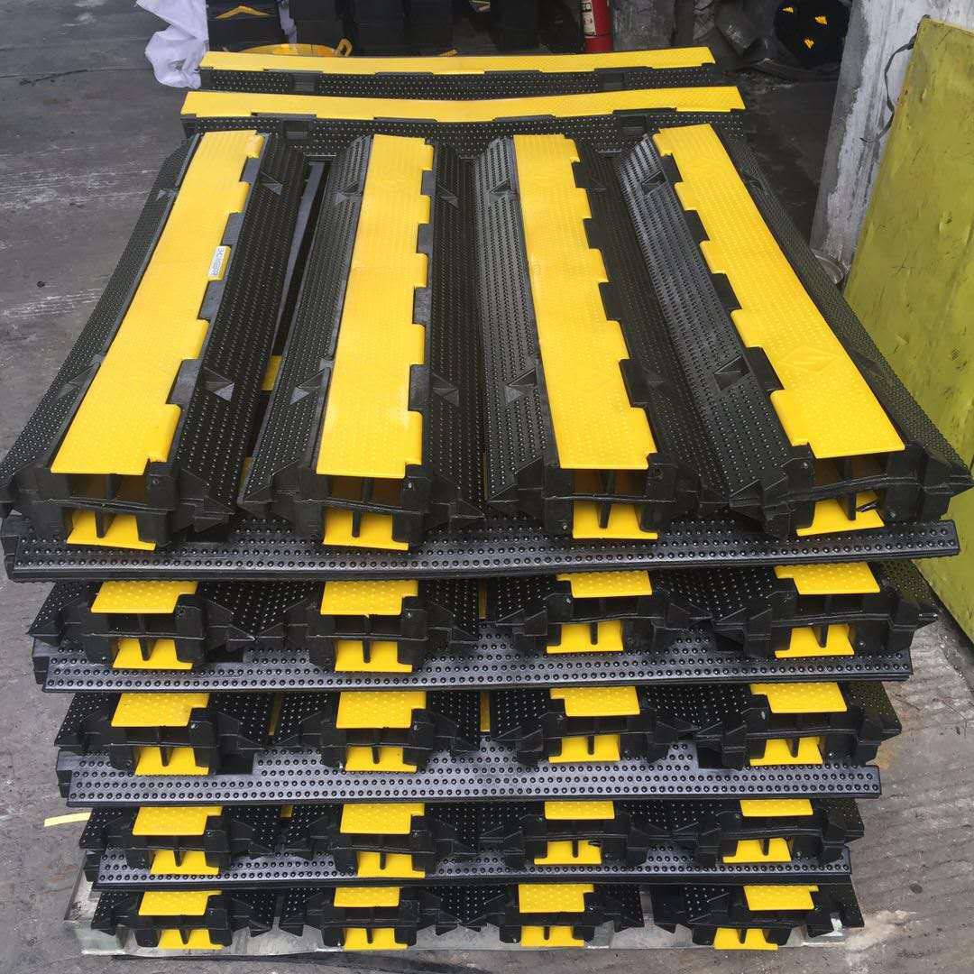 pvc二线槽减速带 橡胶线槽板 舞台铺线板 室内外护线 电缆保护板