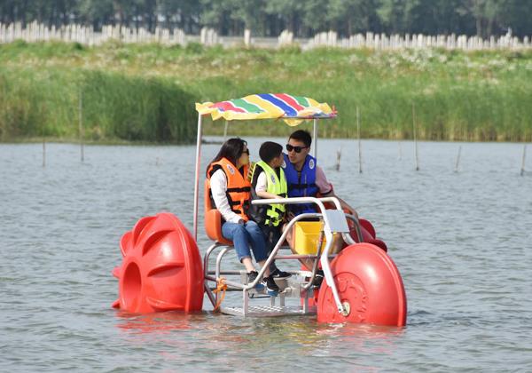 常州厂家直销水上三轮车- 三人水上自行车游乐设备