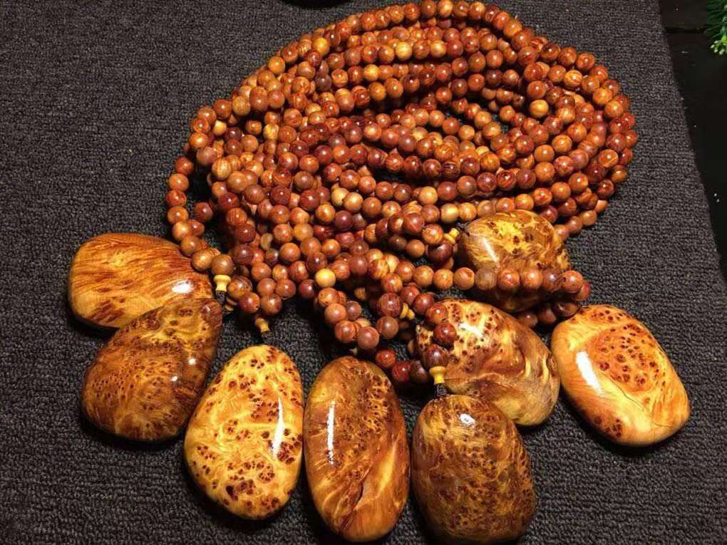 崖柏珠手串的保养:崖柏珠串忌用水洗,否则会影响珠串的色泽.