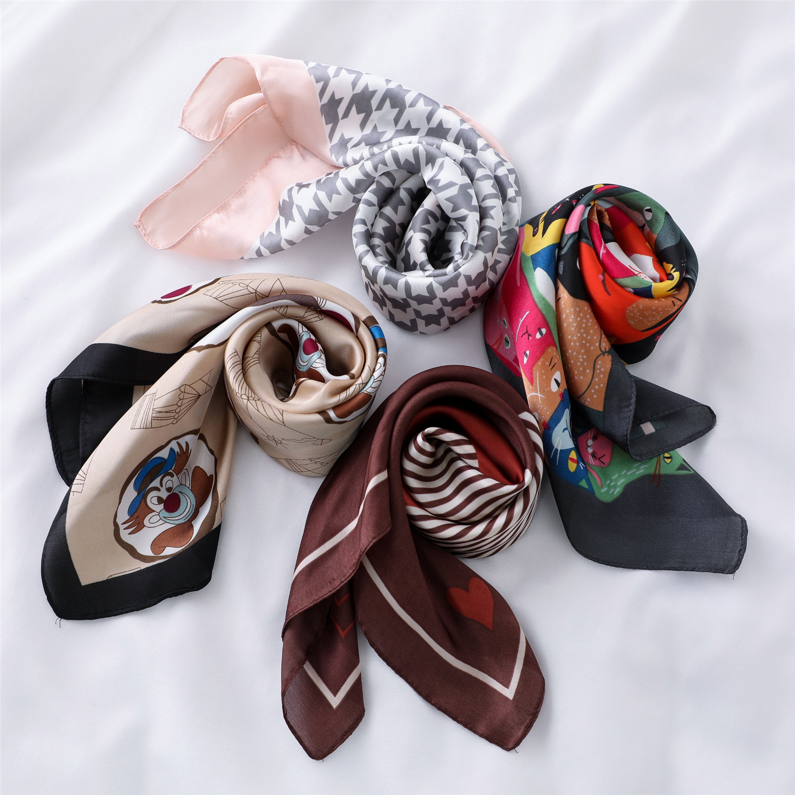 仿真丝小方巾_2019百搭女仿真丝小方巾马戏小丑印花个性简约潮装饰 - 