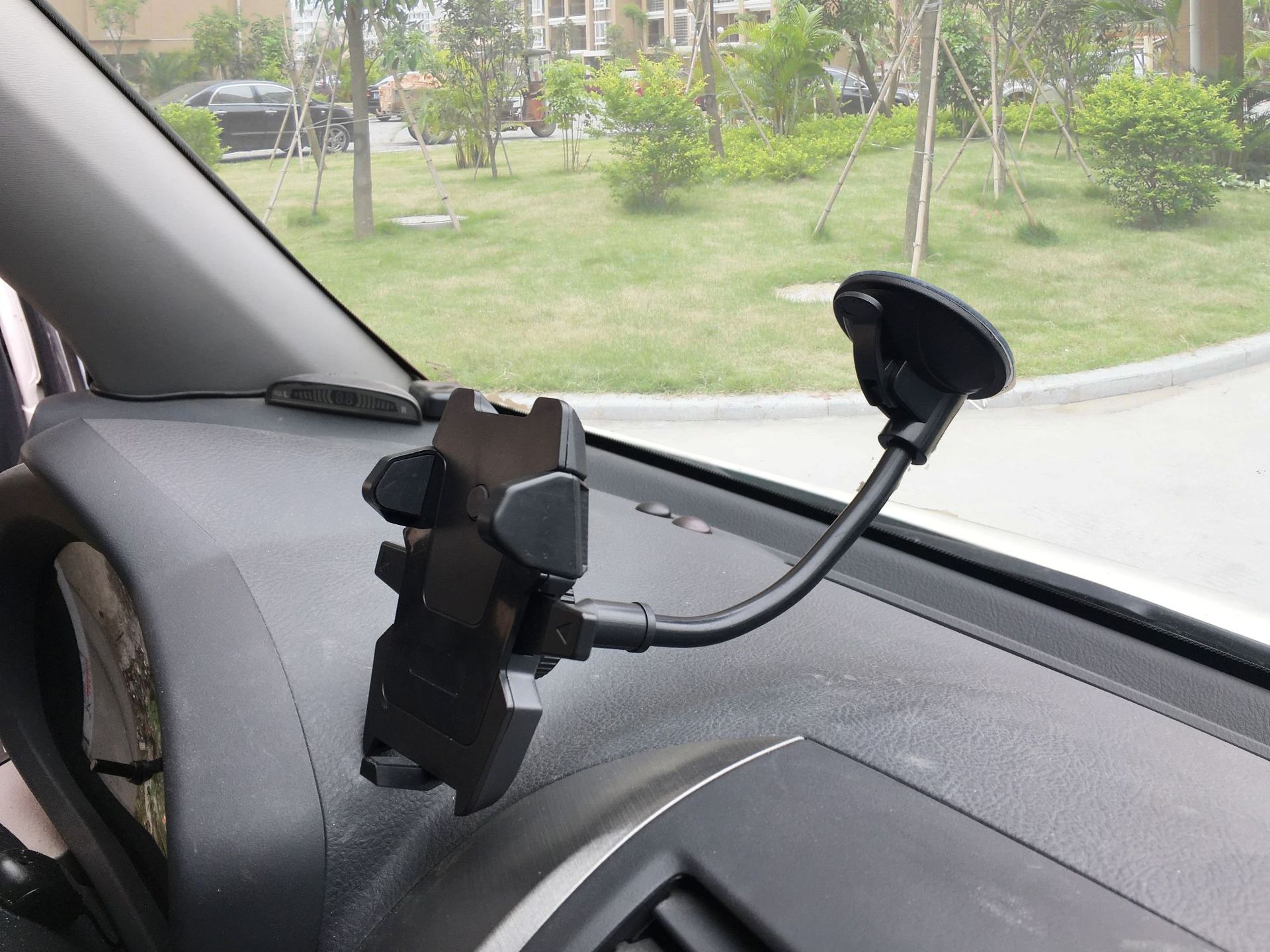 高强力真空吸盘吸力强劲,可以吸附在车内任何合适光滑部位,如汽车挡风