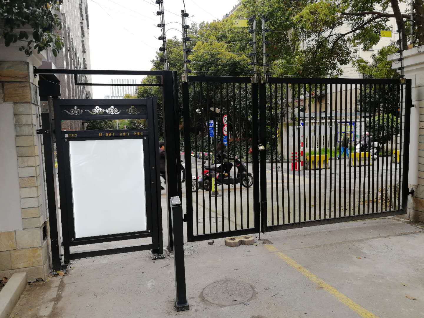 庭院大门 消防通道门 消防通道门改造装广告门 铁艺大门 围墙大门