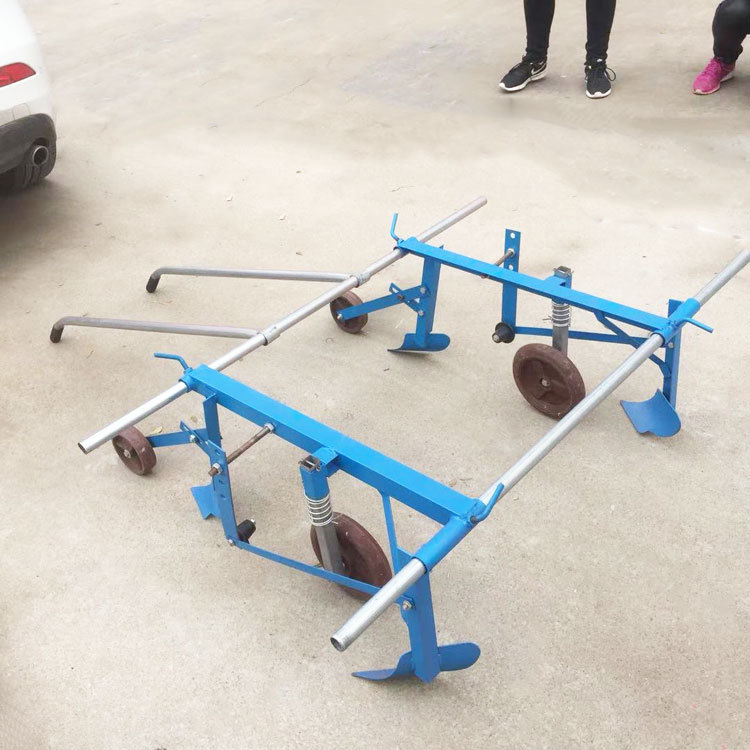 人力手拉地膜覆盖机种大蒜花生覆膜机高垄型辣椒铺膜机有视频