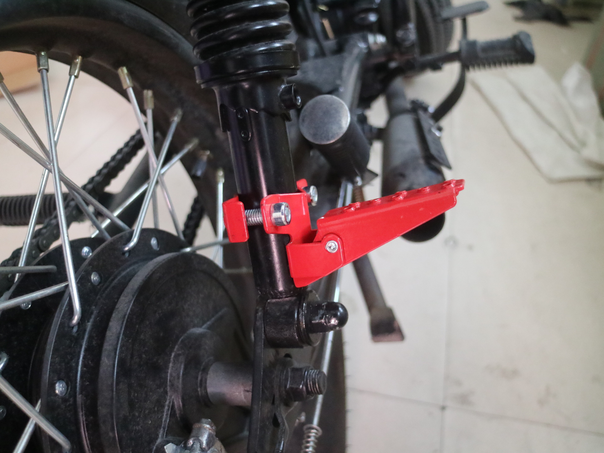 跨境通用哈雷摩托车脚踏脚蹬板改装防滑减震配件cg复古折叠脚踏