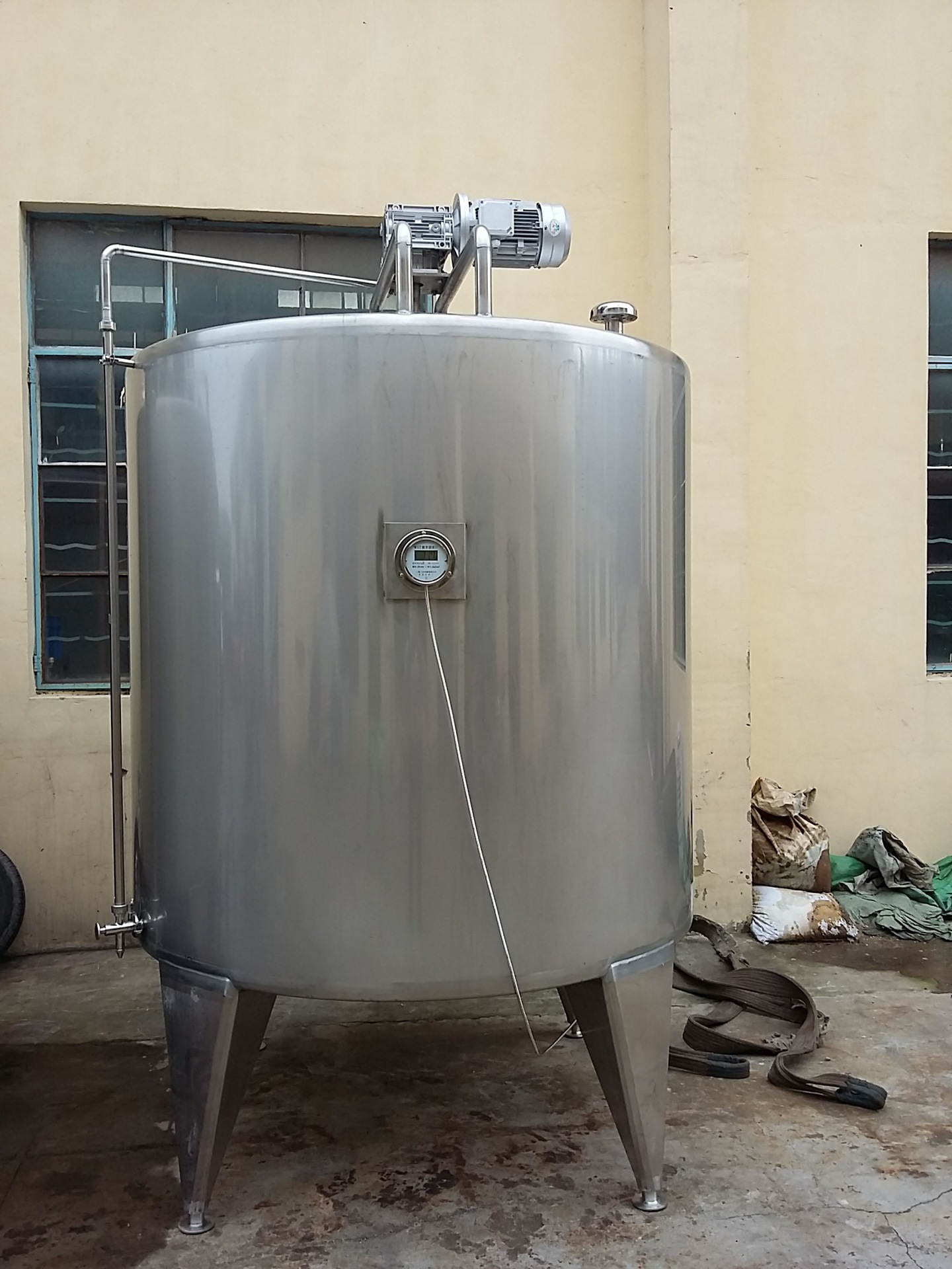 不锈钢单层搅拌罐液体配料 立式饮料乳品混合机 化工搅拌桶