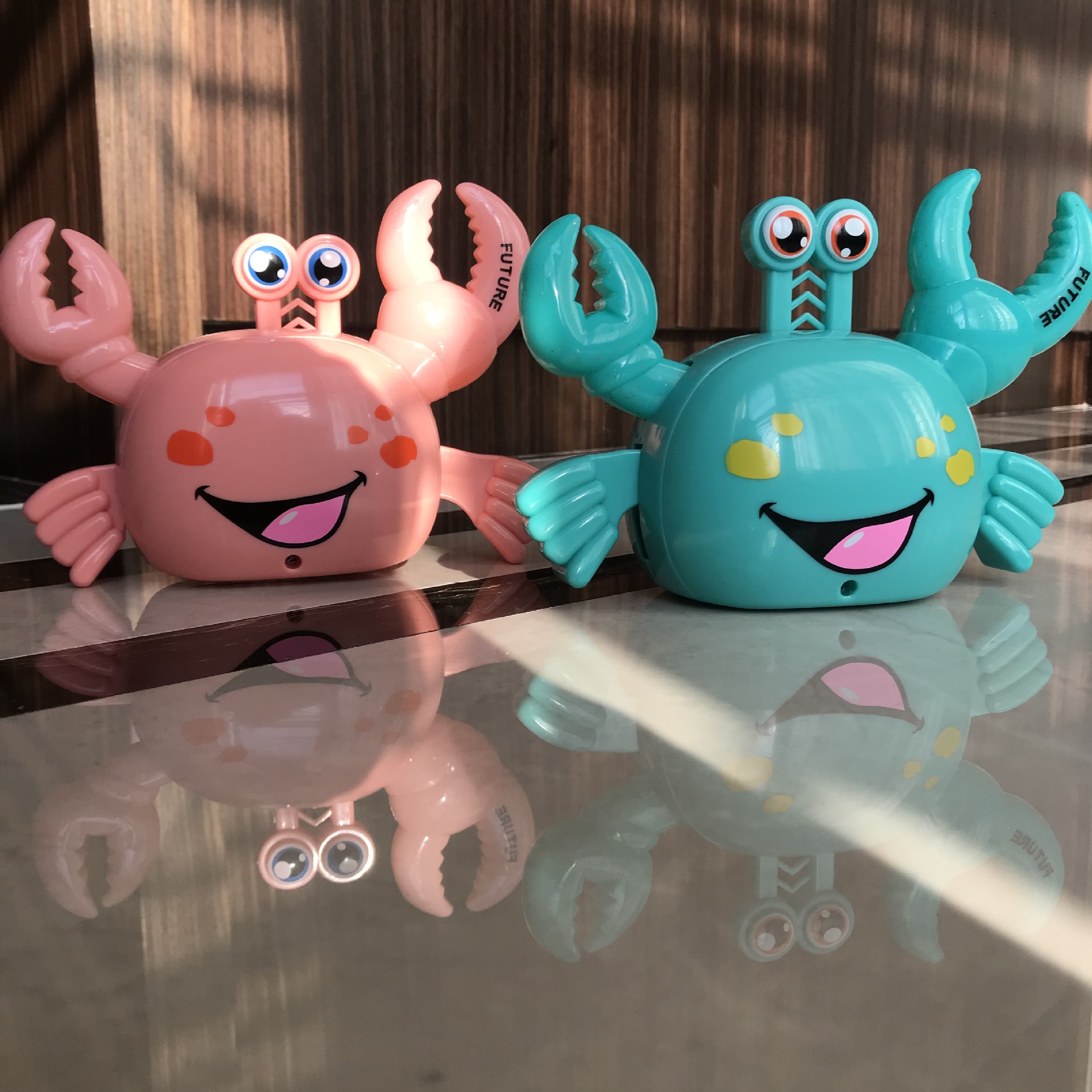 儿童电动螃蟹 灯光音乐万向自动转向不落地螃蟹仿真跳舞音乐玩具