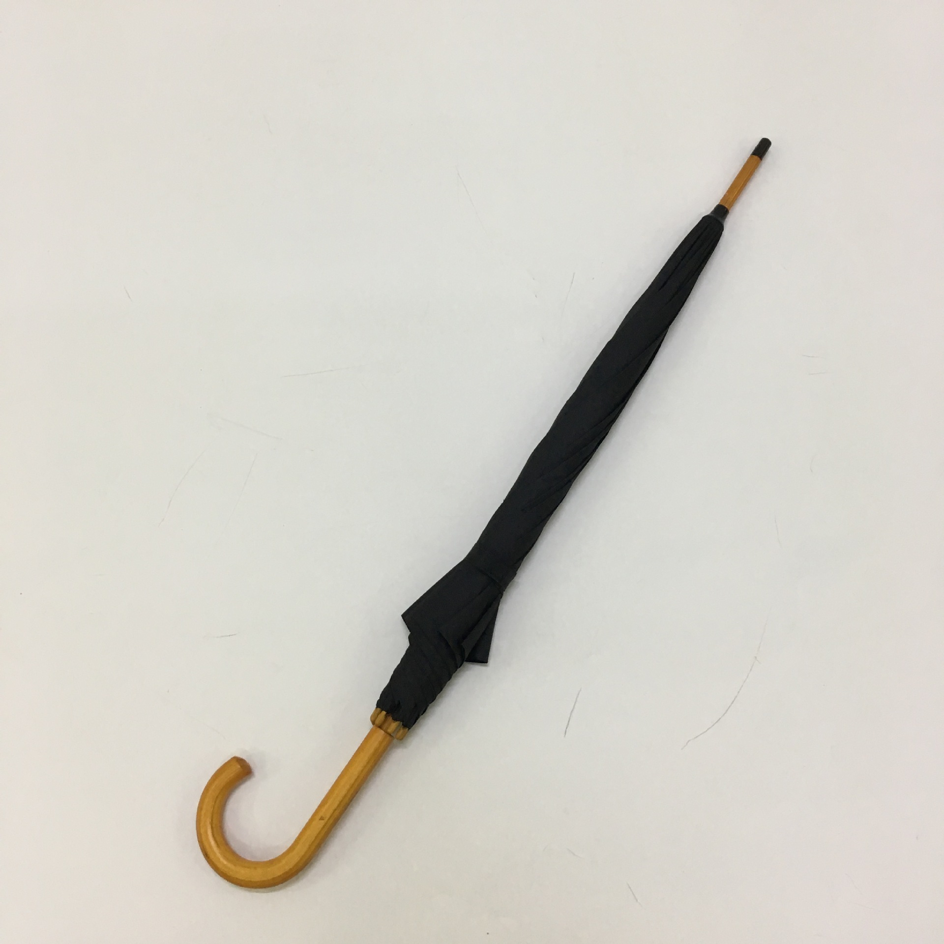 产品规格:23寸x8kx14mm自动木中棒电着黑骨精品雨伞,采用14mm尖黑尾木