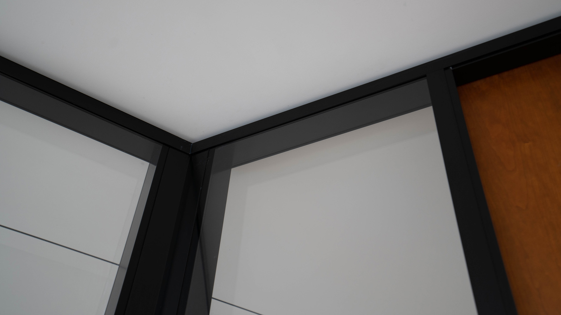 室内隐框玻璃隔墙总裁办公室玻璃隔墙板钢框双面全景隔音玻璃隔间