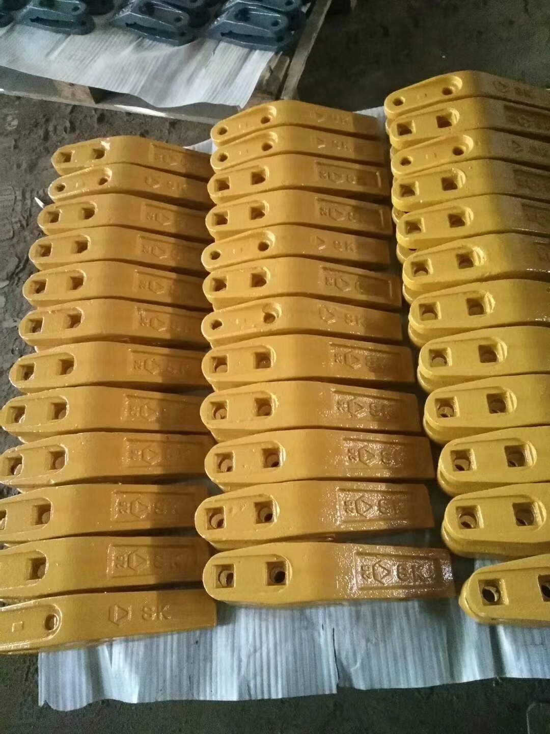 低价热销柳工装载机clg840 clg860斗齿 齿根 齿套 边齿装载机配件