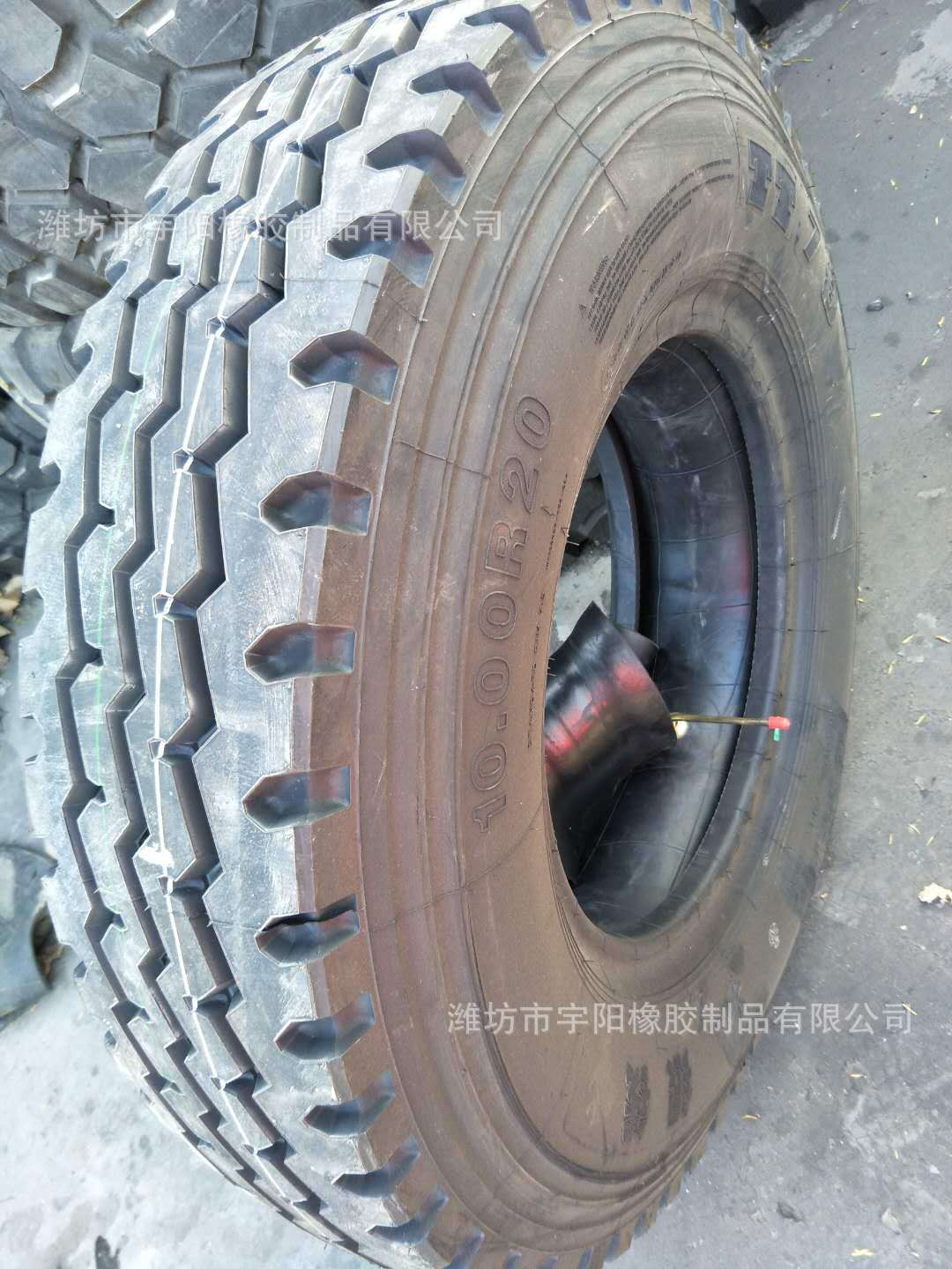 鸿鹰10.00r20三线花纹 前四后八货车 载重汽车钢丝轮胎