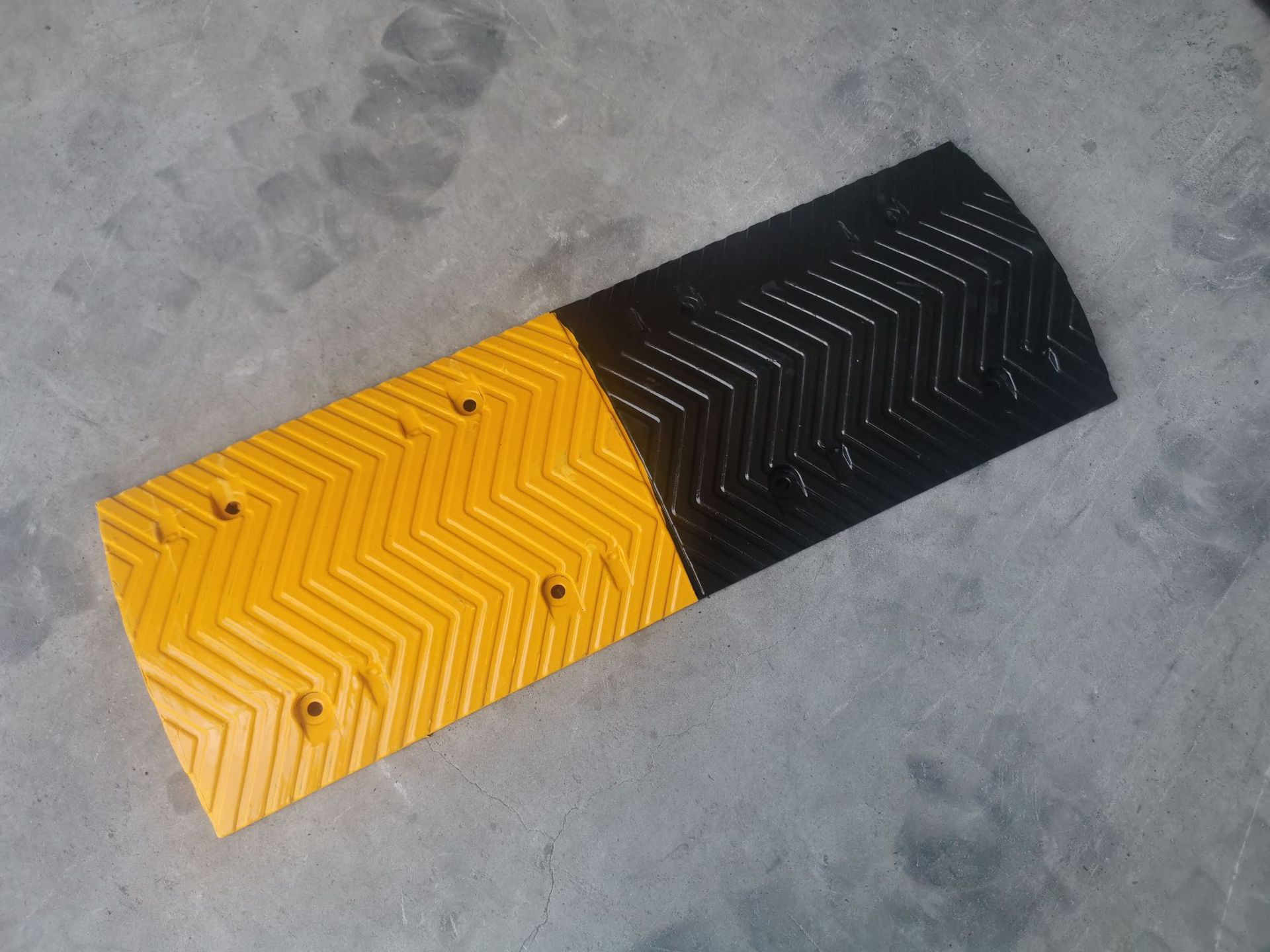 大利交通优质橡胶减速带公路减速板汽车斜坡缓冲带小区专用减速垄