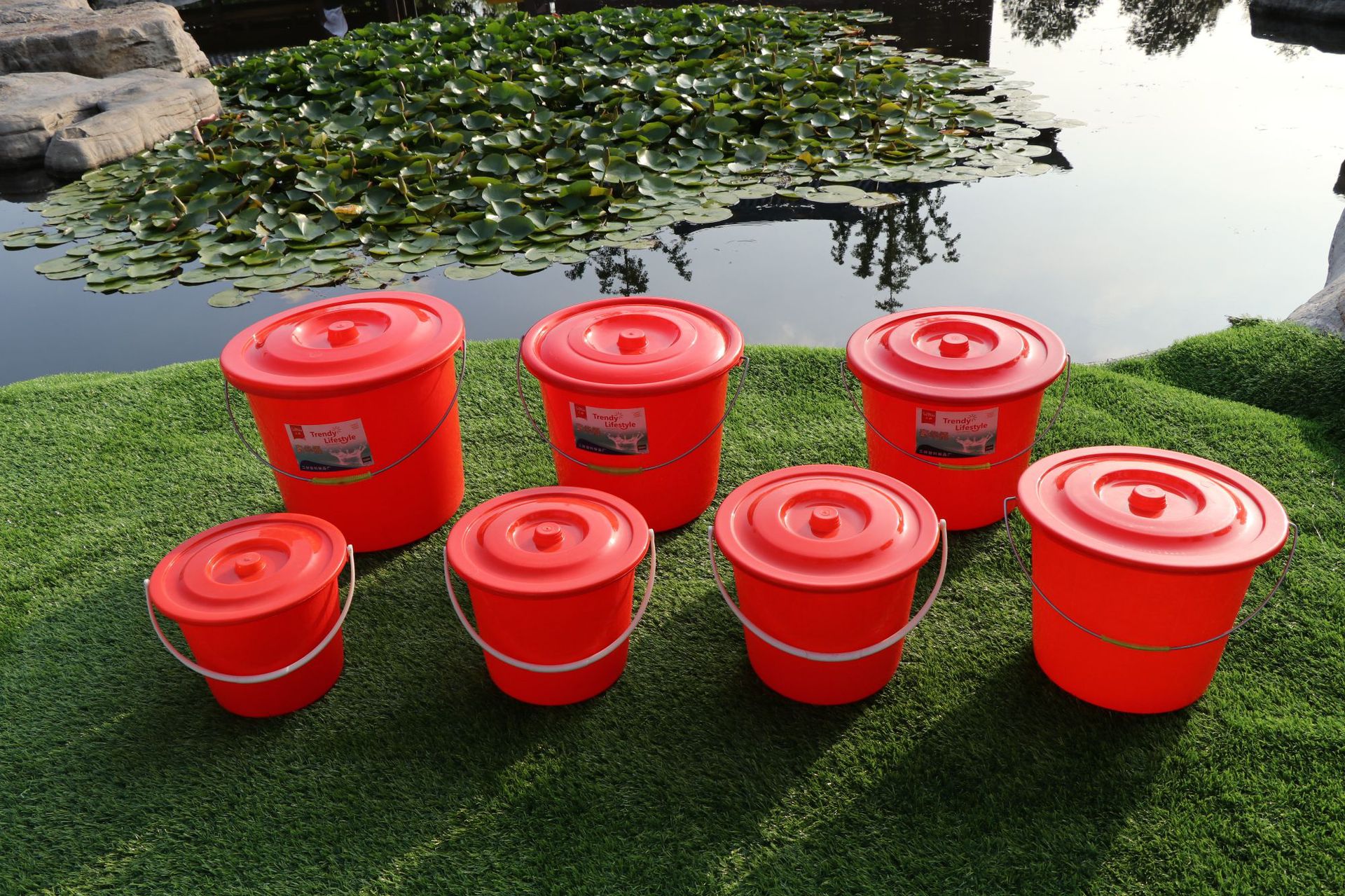 厂家直销家用大红桶带盖塑料水桶水果采摘桶加厚手提钓鱼桶储水桶