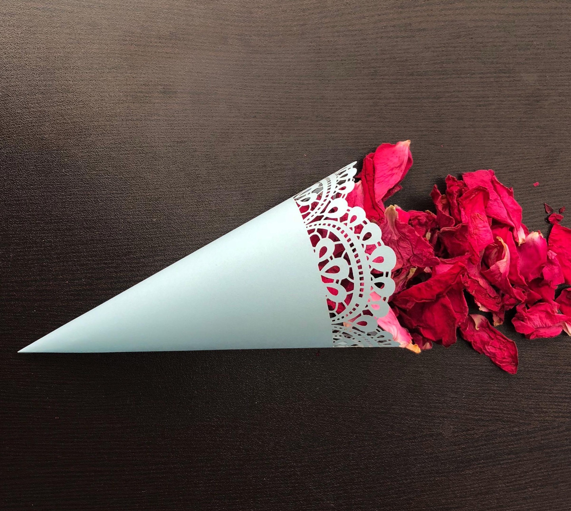 欧式婚礼 撒花 激光镂空 白色撒花纸筒 蕾丝花边纸花筒 深圳批发