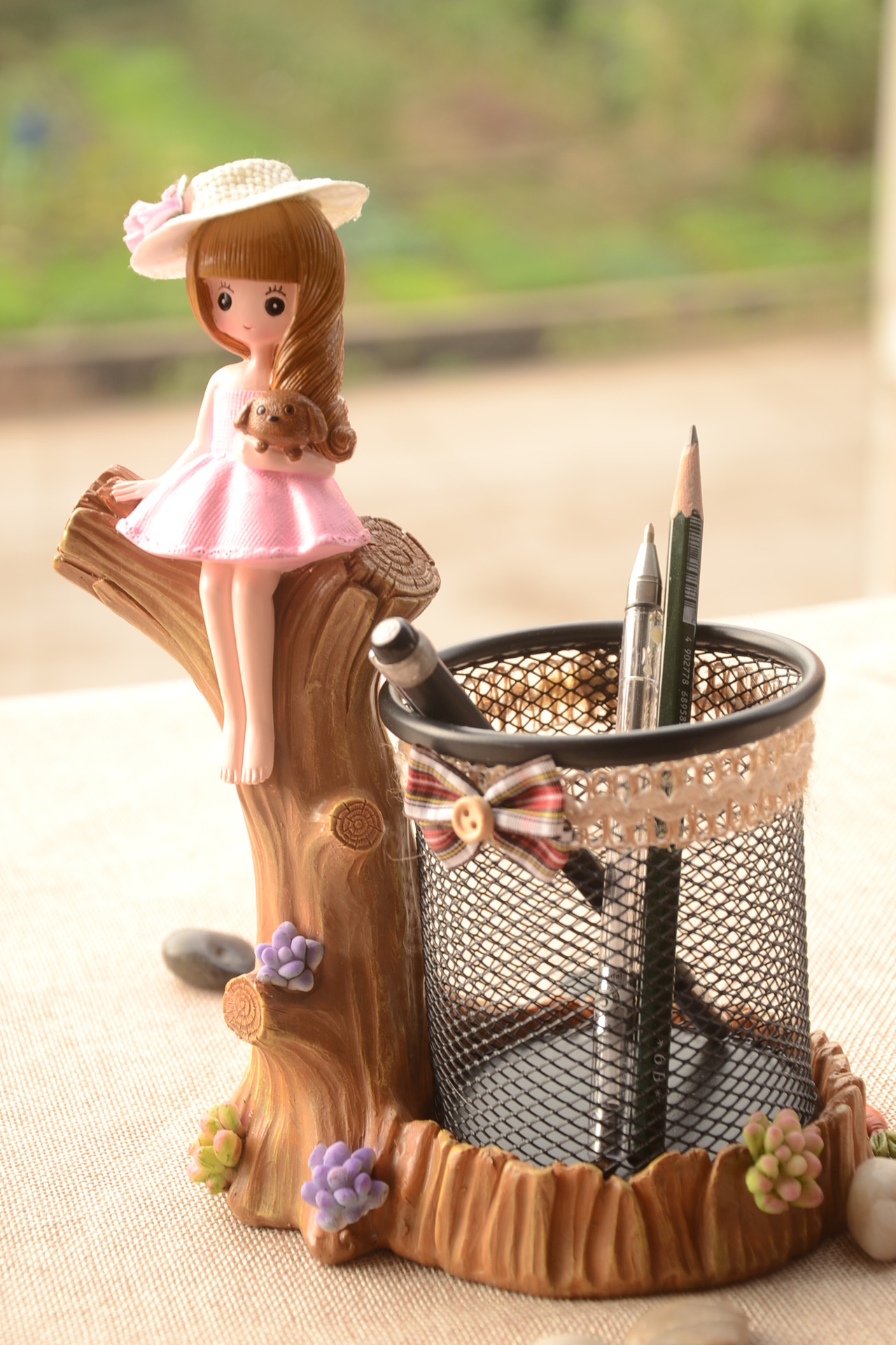 厂家直销批发树脂工艺品摆件田园女孩网格笔筒创意文具学生礼品