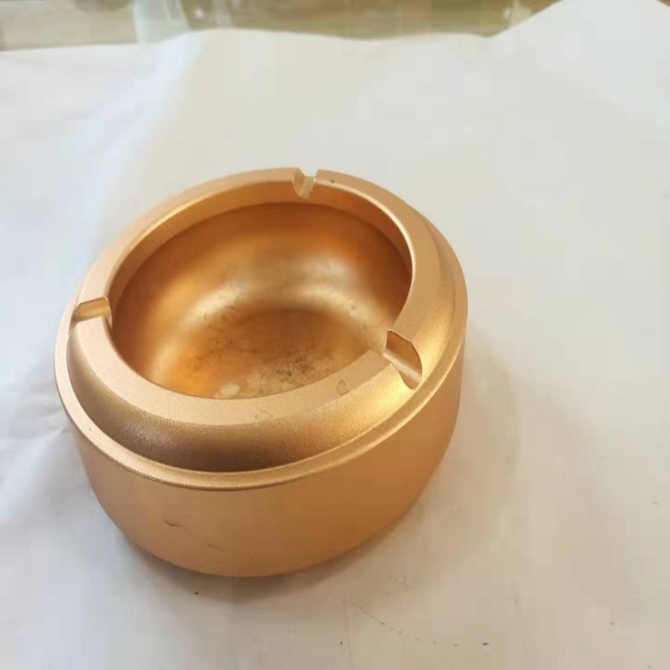 车床加工黄金色烟灰缸