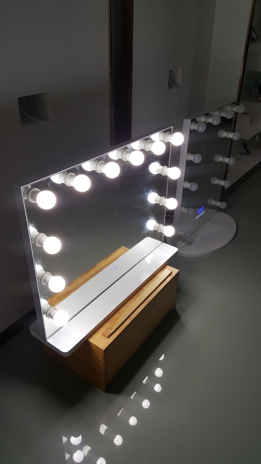 mdf好莱坞灯泡镜 明星化妆间专用美妆补妆化妆桌面台式镜