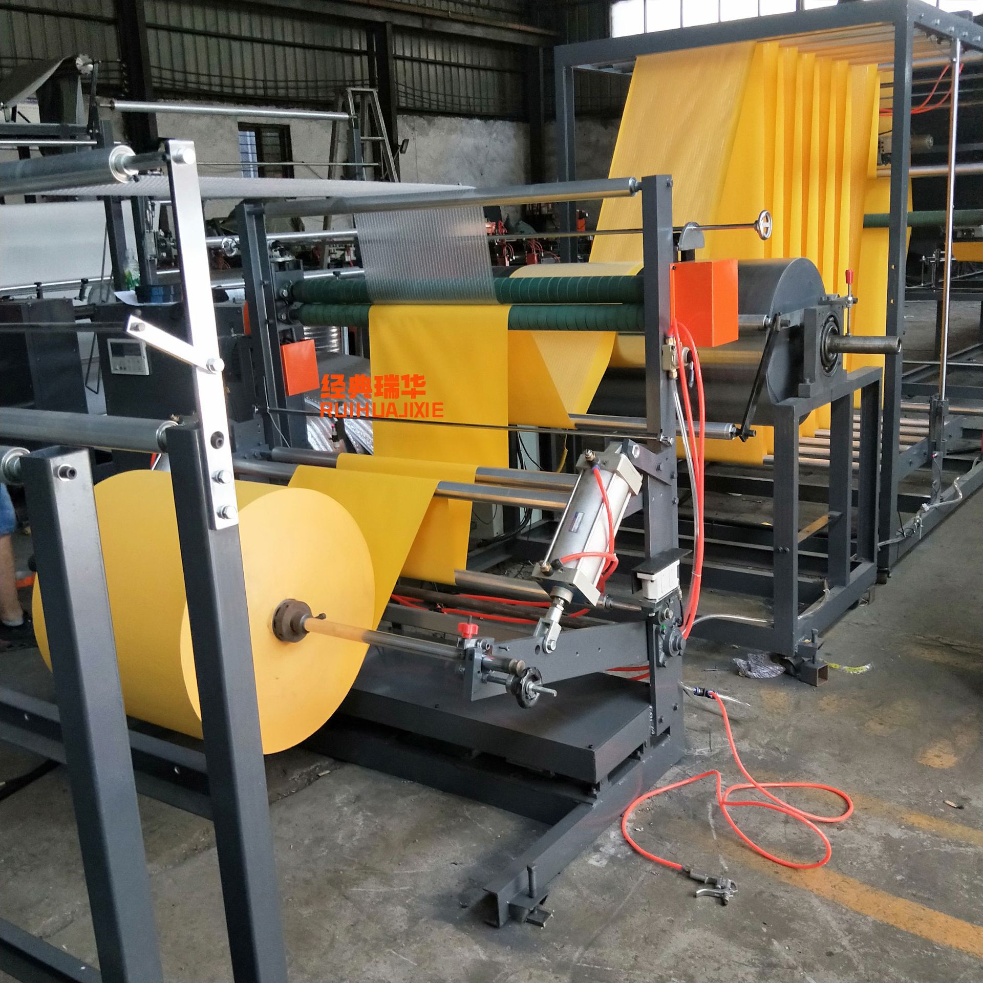 厂家推荐黄色牛皮纸复合气泡袋生产设备 防震牛皮纸快递袋制袋机