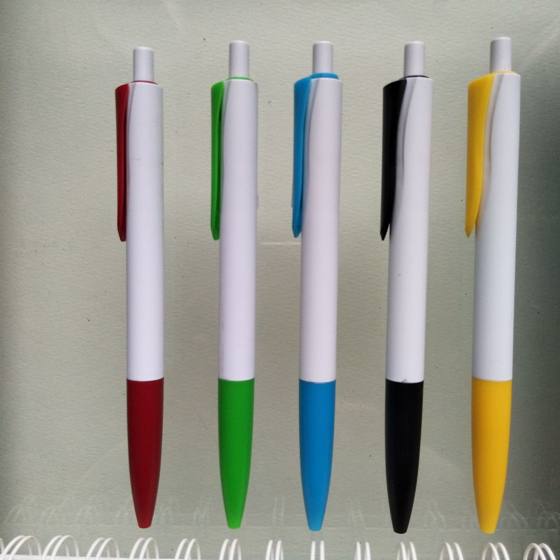 塑料圆珠笔磨砂笔杆定制桐庐广告笔礼品定制塑料logo按动广告 pen