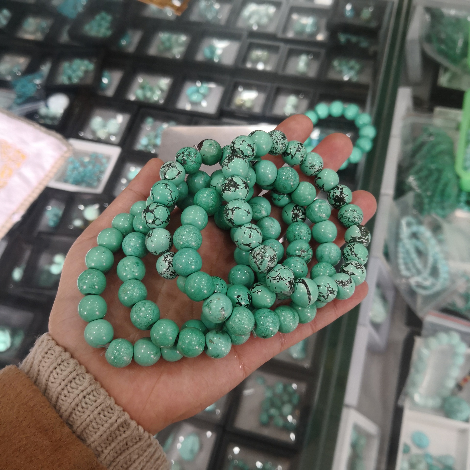 天然绿松石手串果冻绿高瓷网花伴生矿松石手串遇水变色刻盘玩