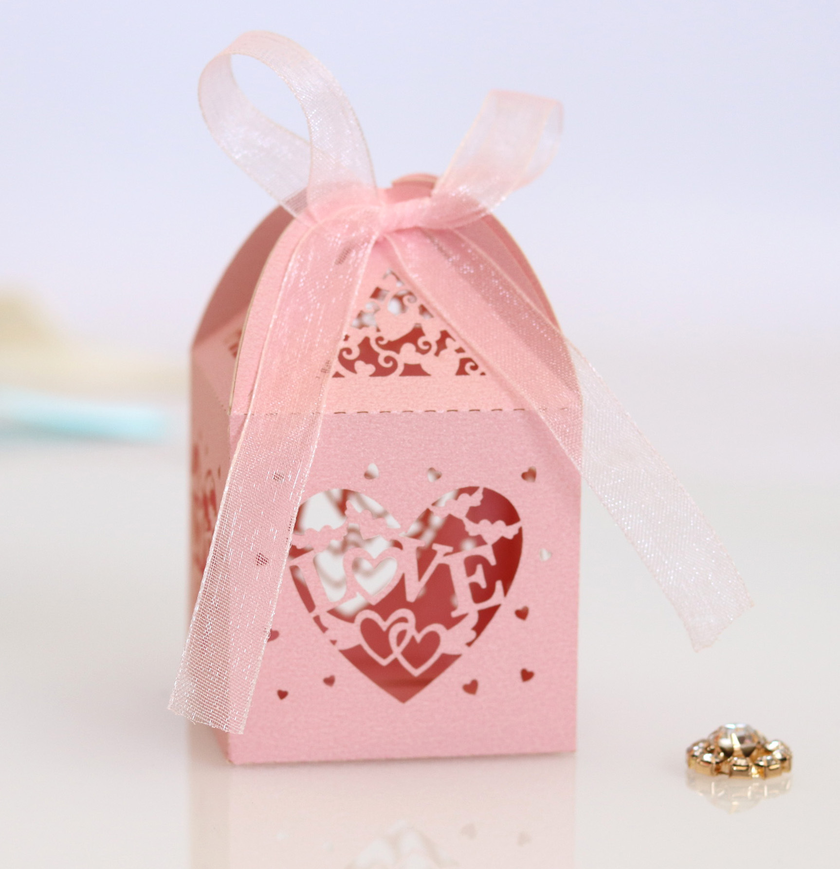 销亚马逊 婚庆激光镂空糖果盒 反光金纸盒 love爱心喜糖盒批发