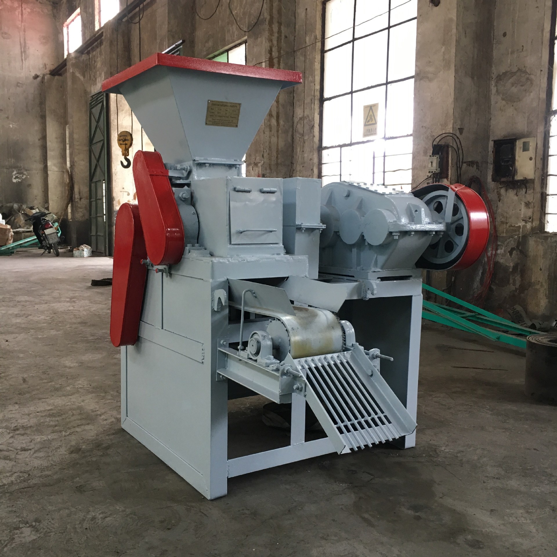 全自动煤矸石粉碎机大型移动式煤炭粉碎机订做各种产量配煤机