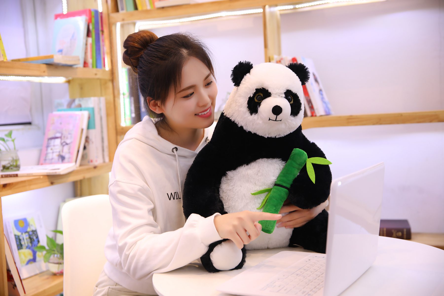 可爱坐姿大熊猫毛绒玩具 抱竹熊猫公仔玩偶 送儿童女生创意礼物