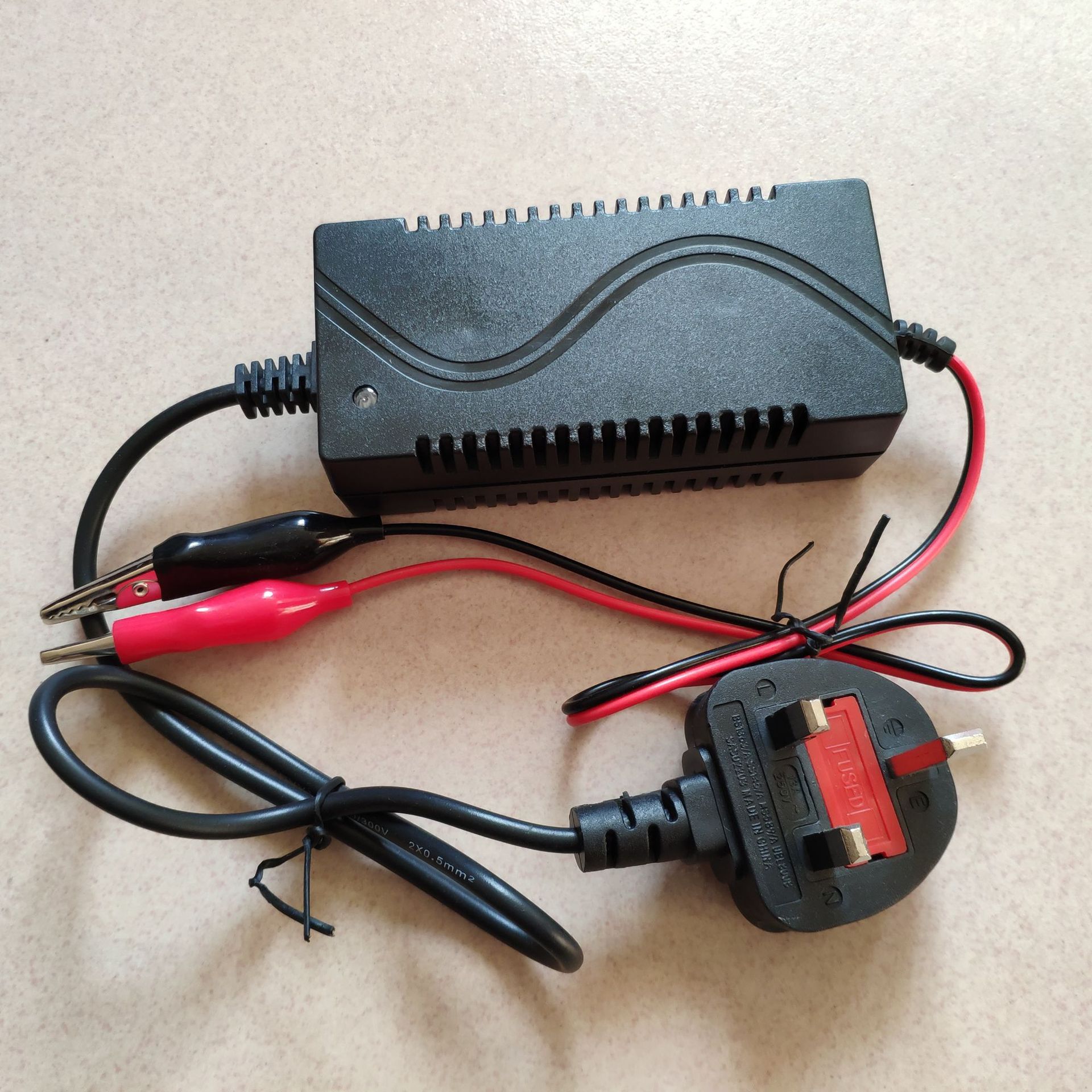 低价批发12v1a充电器 国标英规澳规欧规美规12v铅酸蓄电池充电器