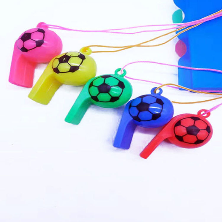 儿童卡通足球口哨 彩色发声音玩具哨子 环保彩色塑料带绳玩具批发