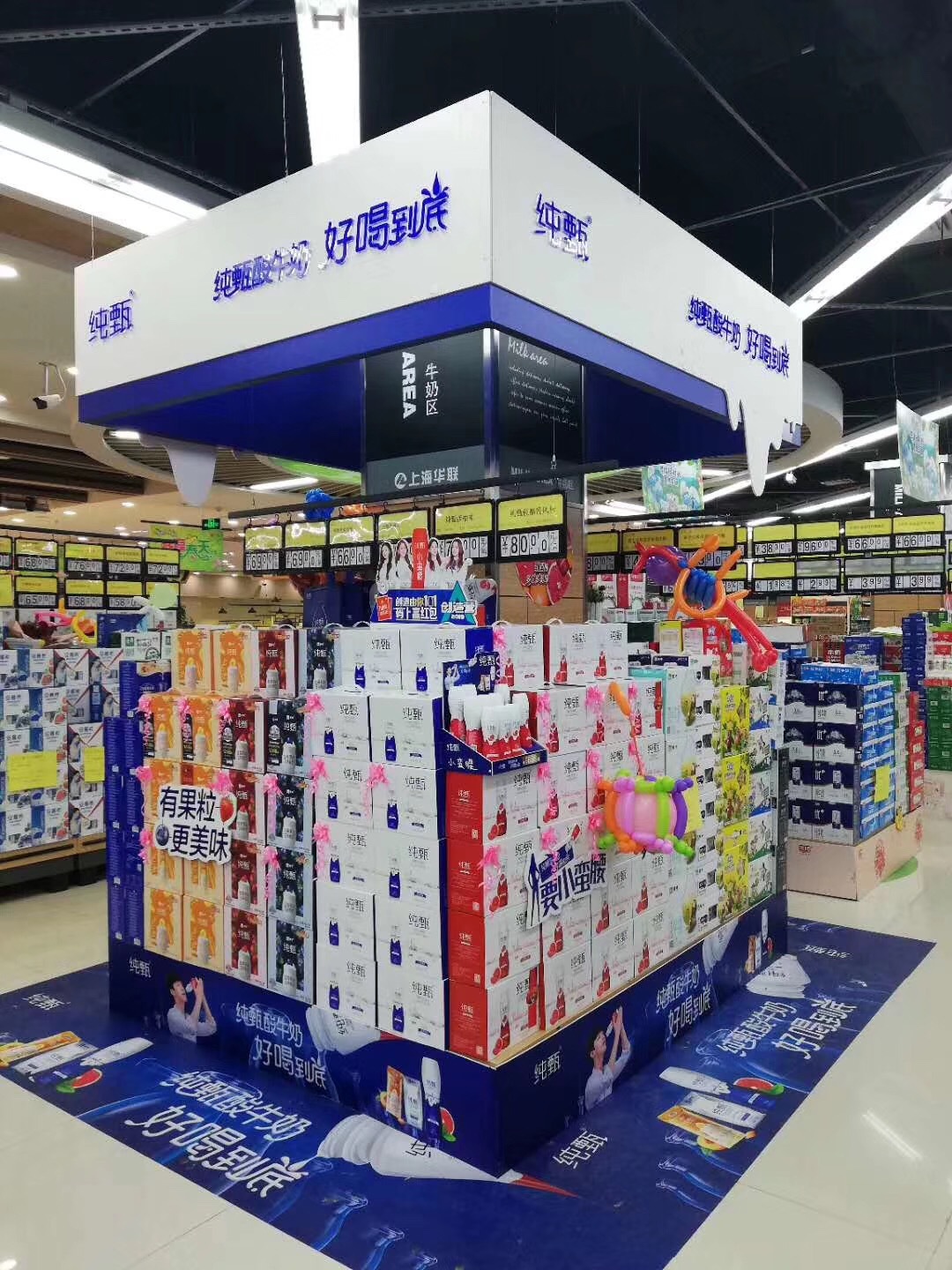 常州超市商场堆头广告装饰牛奶堆展厅新年节日广告物料装饰