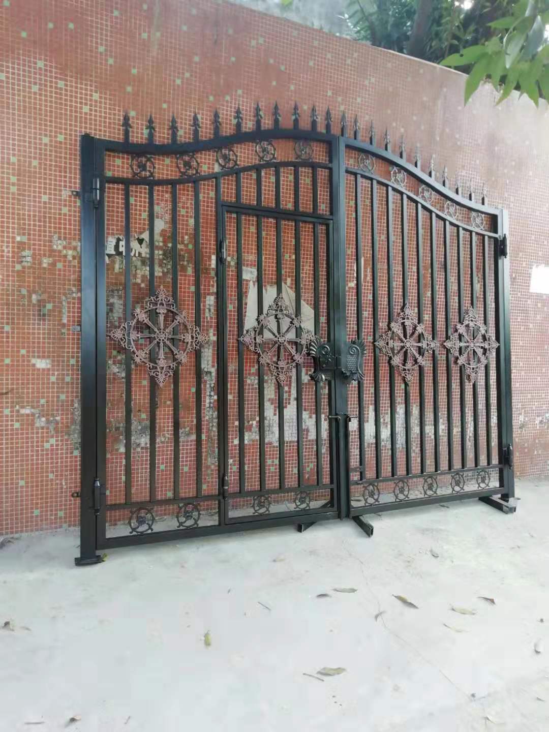 厂家批发铁艺大拱门欧式庭院门别墅门系列带刺铁门多钟规格铁大门