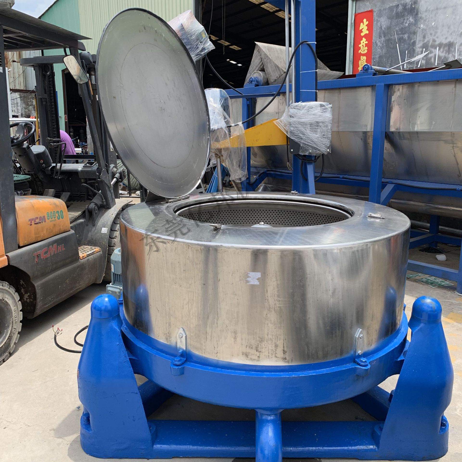 50kg万江大型工业离心脱水机不锈钢蔬菜甩干机三足五金配件脱油机